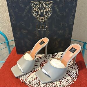 NWT Lita by Ciara Solid Square toe Slide. Silver. Italian leather and made Italy
